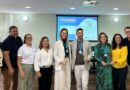 Município capixaba se destaca com projetos pioneiros no combate ao HIV, ampliação do acesso à PrEP e controle da esporotricose São Gabriel da Palha, no noroeste do Espírito Santo, conquistou reconhecimento nacional por suas iniciativas inovadoras em saúde pública. Três experiências implementadas no município foram selecionadas como referências de boas práticas em eventos de destaque da área da saúde, colocando São Gabriel entre os exemplos mais expressivos do país em gestão eficiente, acolhimento e prevenção. Ampliação do acesso à PrEP no interior Desde abril de 2023, o município passou a ofertar a Profilaxia Pré-Exposição (PrEP) para prevenção ao HIV. A iniciativa, coordenada pela enfermeira Juliana Peterle de Nadai no SAE/CTA local, foi além da simples distribuição do medicamento. Com foco na redução de estigmas, atendimento humanizado e capacitação das equipes da atenção primária, a cidade registrou aumento progressivo na adesão ao tratamento e no diagnóstico precoce de infecções sexualmente transmissíveis (ISTs). O projeto demonstrou que, mesmo sem grandes investimentos tecnológicos, é possível transformar realidades com vontade política, organização e protagonismo da enfermagem. A experiência foi tão bem-sucedida que atraiu usuários de municípios vizinhos, fortalecendo o vínculo da população com os serviços públicos de saúde. Atendimento integral e humanizado para pessoas vivendo com HIV Outra frente que rendeu destaque foi o projeto “Transformando Vidas”, que reestruturou completamente o atendimento às pessoas vivendo com HIV em São Gabriel. Antes, era necessário se deslocar para outras cidades para ter acesso a infectologistas, exames laboratoriais e antirretrovirais. A nova estratégia descentralizou o atendimento, garantindo consultas especializadas, exames e medicamentos no próprio município. A atuação multiprofissional — com suporte psicológico, assistência social e campanhas educativas — resultou em 60 pacientes em acompanhamento ativo, redução drástica do abandono do tratamento e carga viral indetectável na maioria dos casos, quebrando a cadeia de transmissão do HIV. Resposta eficaz à esporotricose com abordagem em saúde única O terceiro reconhecimento veio do combate à esporotricose, uma zoonose causada por fungos transmitidos, principalmente, por gatos infectados. A partir de 2021, com o aumento dos casos no município, a gestão municipal estruturou uma resposta intersetorial integrada entre Vigilância em Saúde, Atenção Primária e Assistência Farmacêutica. Foram implementadas ações de castração, tratamento gratuito para humanos e felinos, capacitação de equipes, visitas técnicas e campanhas educativas. O resultado foi uma queda significativa na incidência da doença em 2024, consolidando São Gabriel como exemplo no enfrentamento de agravos com base no conceito de saúde única, que integra saúde humana, animal e ambiental. Modelo para o Brasil As três experiências foram apresentadas em eventos técnicos e científicos, sendo selecionadas entre as melhores do país. Elas mostram como gestão comprometida, escuta qualificada e ações integradas podem transformar a realidade da população mesmo em municípios de pequeno porte.