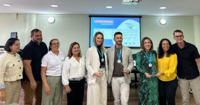 Município capixaba se destaca com projetos pioneiros no combate ao HIV, ampliação do acesso à PrEP e controle da esporotricose São Gabriel da Palha, no noroeste do Espírito Santo, conquistou reconhecimento nacional por suas iniciativas inovadoras em saúde pública. Três experiências implementadas no município foram selecionadas como referências de boas práticas em eventos de destaque da área da saúde, colocando São Gabriel entre os exemplos mais expressivos do país em gestão eficiente, acolhimento e prevenção. Ampliação do acesso à PrEP no interior Desde abril de 2023, o município passou a ofertar a Profilaxia Pré-Exposição (PrEP) para prevenção ao HIV. A iniciativa, coordenada pela enfermeira Juliana Peterle de Nadai no SAE/CTA local, foi além da simples distribuição do medicamento. Com foco na redução de estigmas, atendimento humanizado e capacitação das equipes da atenção primária, a cidade registrou aumento progressivo na adesão ao tratamento e no diagnóstico precoce de infecções sexualmente transmissíveis (ISTs). O projeto demonstrou que, mesmo sem grandes investimentos tecnológicos, é possível transformar realidades com vontade política, organização e protagonismo da enfermagem. A experiência foi tão bem-sucedida que atraiu usuários de municípios vizinhos, fortalecendo o vínculo da população com os serviços públicos de saúde. Atendimento integral e humanizado para pessoas vivendo com HIV Outra frente que rendeu destaque foi o projeto “Transformando Vidas”, que reestruturou completamente o atendimento às pessoas vivendo com HIV em São Gabriel. Antes, era necessário se deslocar para outras cidades para ter acesso a infectologistas, exames laboratoriais e antirretrovirais. A nova estratégia descentralizou o atendimento, garantindo consultas especializadas, exames e medicamentos no próprio município. A atuação multiprofissional — com suporte psicológico, assistência social e campanhas educativas — resultou em 60 pacientes em acompanhamento ativo, redução drástica do abandono do tratamento e carga viral indetectável na maioria dos casos, quebrando a cadeia de transmissão do HIV. Resposta eficaz à esporotricose com abordagem em saúde única O terceiro reconhecimento veio do combate à esporotricose, uma zoonose causada por fungos transmitidos, principalmente, por gatos infectados. A partir de 2021, com o aumento dos casos no município, a gestão municipal estruturou uma resposta intersetorial integrada entre Vigilância em Saúde, Atenção Primária e Assistência Farmacêutica. Foram implementadas ações de castração, tratamento gratuito para humanos e felinos, capacitação de equipes, visitas técnicas e campanhas educativas. O resultado foi uma queda significativa na incidência da doença em 2024, consolidando São Gabriel como exemplo no enfrentamento de agravos com base no conceito de saúde única, que integra saúde humana, animal e ambiental. Modelo para o Brasil As três experiências foram apresentadas em eventos técnicos e científicos, sendo selecionadas entre as melhores do país. Elas mostram como gestão comprometida, escuta qualificada e ações integradas podem transformar a realidade da população mesmo em municípios de pequeno porte.