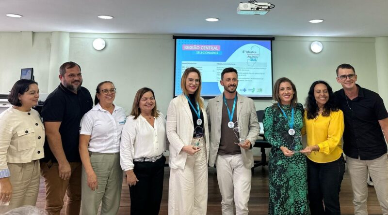 Município capixaba se destaca com projetos pioneiros no combate ao HIV, ampliação do acesso à PrEP e controle da esporotricose São Gabriel da Palha, no noroeste do Espírito Santo, conquistou reconhecimento nacional por suas iniciativas inovadoras em saúde pública. Três experiências implementadas no município foram selecionadas como referências de boas práticas em eventos de destaque da área da saúde, colocando São Gabriel entre os exemplos mais expressivos do país em gestão eficiente, acolhimento e prevenção. Ampliação do acesso à PrEP no interior Desde abril de 2023, o município passou a ofertar a Profilaxia Pré-Exposição (PrEP) para prevenção ao HIV. A iniciativa, coordenada pela enfermeira Juliana Peterle de Nadai no SAE/CTA local, foi além da simples distribuição do medicamento. Com foco na redução de estigmas, atendimento humanizado e capacitação das equipes da atenção primária, a cidade registrou aumento progressivo na adesão ao tratamento e no diagnóstico precoce de infecções sexualmente transmissíveis (ISTs). O projeto demonstrou que, mesmo sem grandes investimentos tecnológicos, é possível transformar realidades com vontade política, organização e protagonismo da enfermagem. A experiência foi tão bem-sucedida que atraiu usuários de municípios vizinhos, fortalecendo o vínculo da população com os serviços públicos de saúde. Atendimento integral e humanizado para pessoas vivendo com HIV Outra frente que rendeu destaque foi o projeto “Transformando Vidas”, que reestruturou completamente o atendimento às pessoas vivendo com HIV em São Gabriel. Antes, era necessário se deslocar para outras cidades para ter acesso a infectologistas, exames laboratoriais e antirretrovirais. A nova estratégia descentralizou o atendimento, garantindo consultas especializadas, exames e medicamentos no próprio município. A atuação multiprofissional — com suporte psicológico, assistência social e campanhas educativas — resultou em 60 pacientes em acompanhamento ativo, redução drástica do abandono do tratamento e carga viral indetectável na maioria dos casos, quebrando a cadeia de transmissão do HIV. Resposta eficaz à esporotricose com abordagem em saúde única O terceiro reconhecimento veio do combate à esporotricose, uma zoonose causada por fungos transmitidos, principalmente, por gatos infectados. A partir de 2021, com o aumento dos casos no município, a gestão municipal estruturou uma resposta intersetorial integrada entre Vigilância em Saúde, Atenção Primária e Assistência Farmacêutica. Foram implementadas ações de castração, tratamento gratuito para humanos e felinos, capacitação de equipes, visitas técnicas e campanhas educativas. O resultado foi uma queda significativa na incidência da doença em 2024, consolidando São Gabriel como exemplo no enfrentamento de agravos com base no conceito de saúde única, que integra saúde humana, animal e ambiental. Modelo para o Brasil As três experiências foram apresentadas em eventos técnicos e científicos, sendo selecionadas entre as melhores do país. Elas mostram como gestão comprometida, escuta qualificada e ações integradas podem transformar a realidade da população mesmo em municípios de pequeno porte.