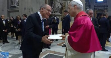 Alckmin entrega ao Papa convite para visitar o Brasil durante a COP30