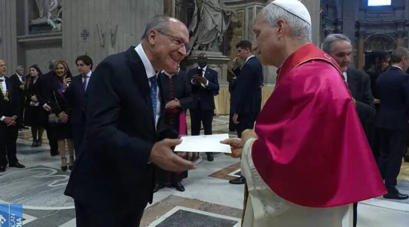 Alckmin entrega ao Papa convite para visitar o Brasil durante a COP30