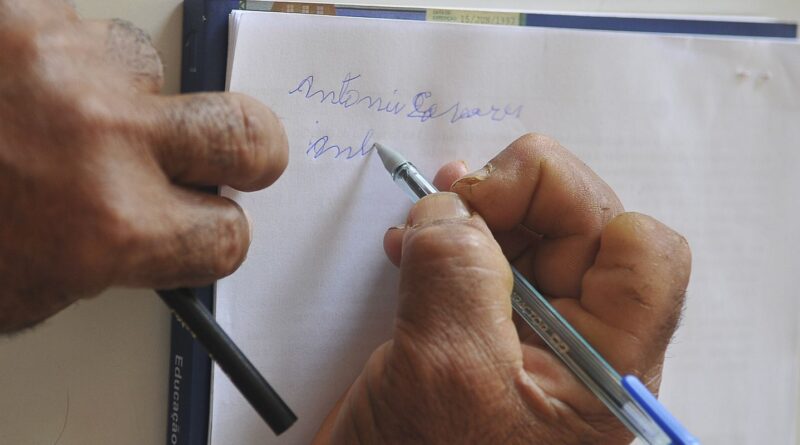 Analfabetismo de pessoas com deficiência é quatro vezes maior no país