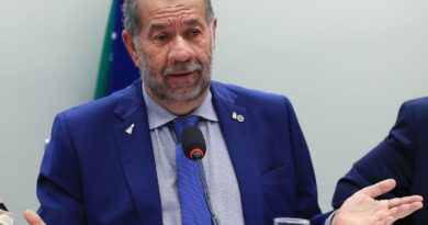 Após fraude no INSS, Lupi pede demissão do Ministério da Previdência