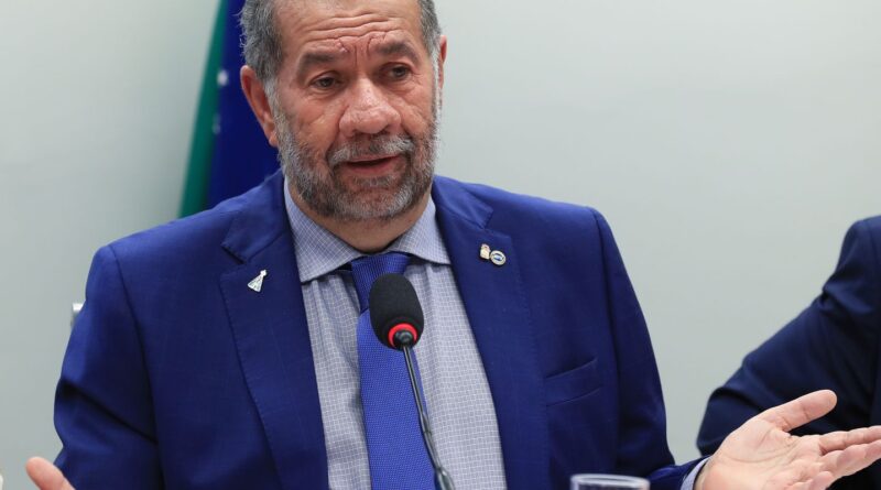 Após fraude no INSS, Lupi pede demissão do Ministério da Previdência