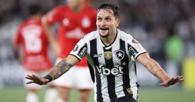 Artur marca golaço e Botafogo vence Estudiantes na Libertadores