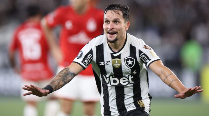 Artur marca golaço e Botafogo vence Estudiantes na Libertadores