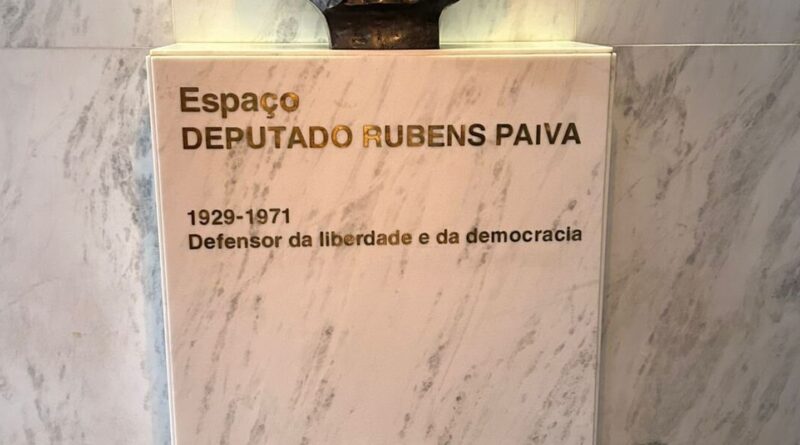 Ato contra PL da Anistia é realizado em frente a busto de Rubens Paiva