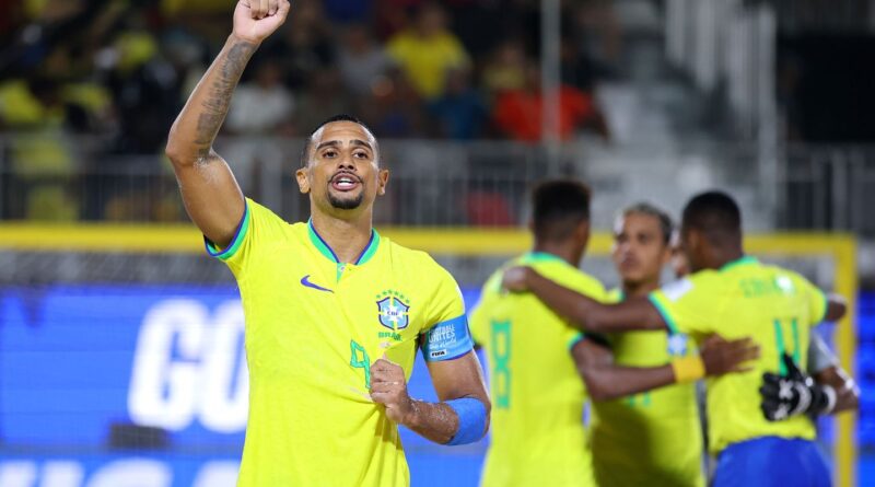 Brasil goleia Espanha e avança à semi do Mundial de futebol de areia