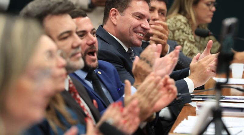 CCJ da Câmara aprova suspensão da ação contra Bolsonaro e Ramagem