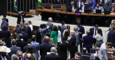 Câmara aprova projeto que reajusta salários de servidores públicos