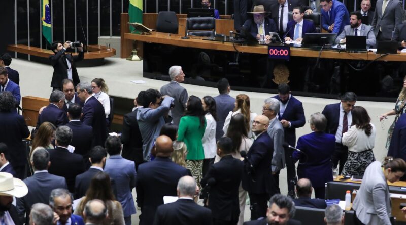 Câmara aprova projeto que reajusta salários de servidores públicos