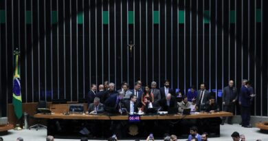 Câmara aprova urgência para PL que proíbe desconto automático no INSS