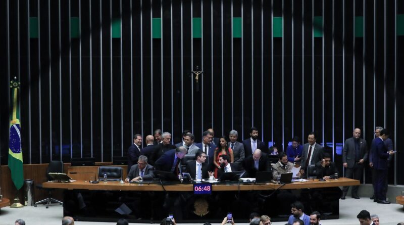 Câmara aprova urgência para PL que proíbe desconto automático no INSS