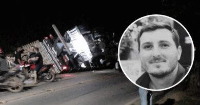 Caminhão tomba em cima de moto, mata piloto, e motorista acaba preso em Santa Teresa
