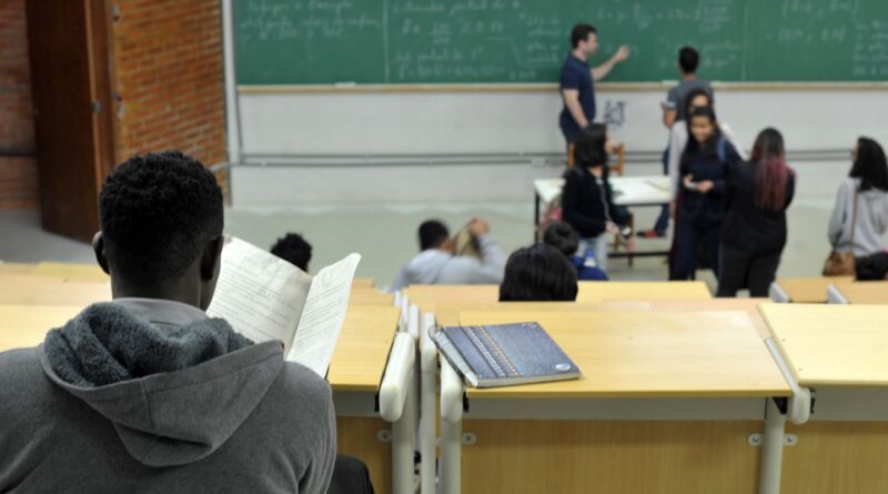 Campanha arrecada doações para bolsas destinadas a estudantes negros