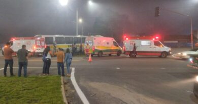 Carreta fura sinal, atinge ônibus com trabalhadores e mata motorista na BR 101 no Norte do ES