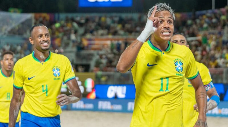 De forma dramática, Brasil vence Itália no Mundial de futebol de praia