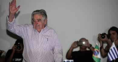 Deputados e senadores brasileiros lamentam morte de Mujica