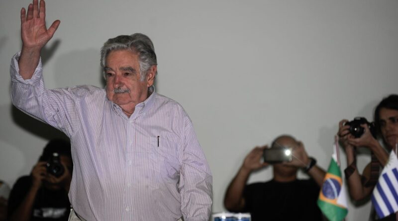 Deputados e senadores brasileiros lamentam morte de Mujica
