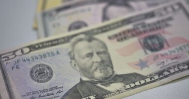 Dólar cai para R$ 5,66 após Copom e acordo entre EUA e Reino Unido