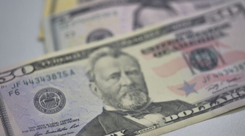 Dólar cai para R$ 5,66 após Copom e acordo entre EUA e Reino Unido