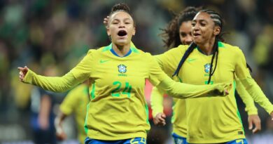 Dudinha brilha e seleção feminina derrota Japão no frio paulistano