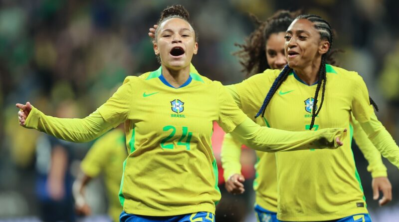 Dudinha brilha e seleção feminina derrota Japão no frio paulistano