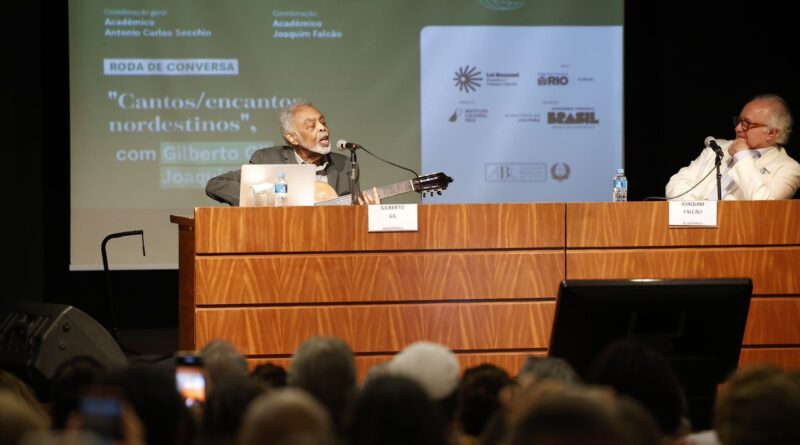 Encontro sobre Suassuna transforma-se em show de Gilberto Gil na ABL