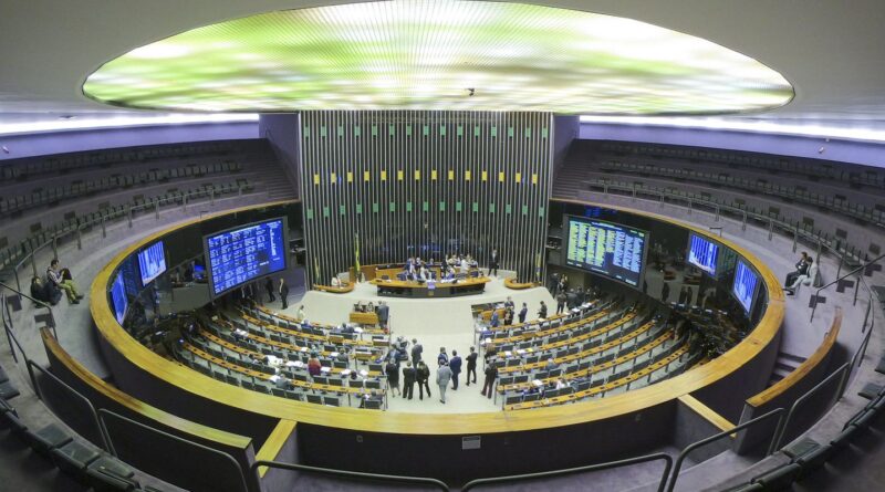 Especialistas vêem manobra jurídica em decisão da Câmara sobre golpe