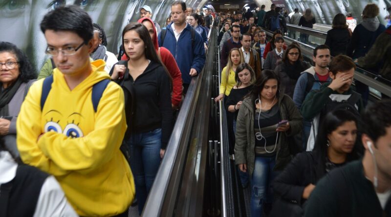 Falha no Metrô de São Paulo causa lentidão; estações estão lotadas