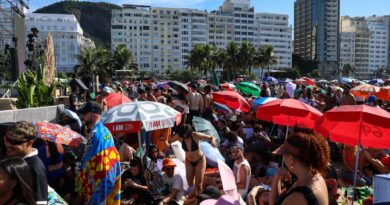 Fãs de Lady Gaga acampam nas areias de Copacabana para ver show