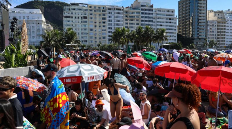 Fãs de Lady Gaga acampam nas areias de Copacabana para ver show