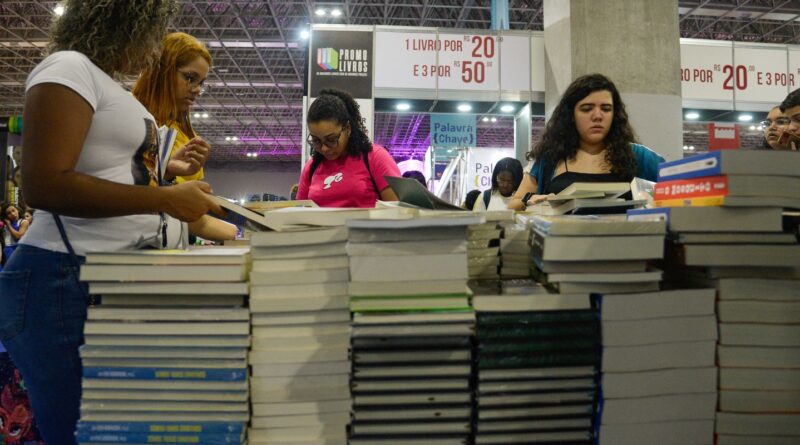 Faturamento de editoras de livros cresce menos que inflação em 2024