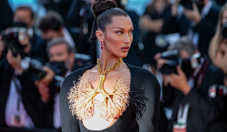 Festival de Cannes proíbe nudez e vestidos volumosos no tapete vermelho; entenda