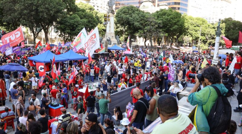 Fim da escala 6x1 une movimentos no ato de 1º de Maio no Rio