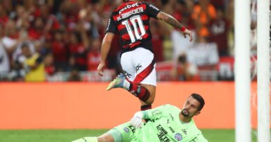 Flamengo vence com gol de Arrascaeta e lidera o Brasileiro