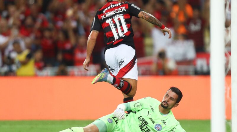 Flamengo vence com gol de Arrascaeta e lidera o Brasileiro