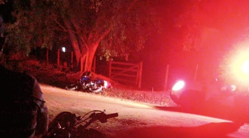 Homem é encontrado morto com tiros na cabeça ao lado de moto em Pancas