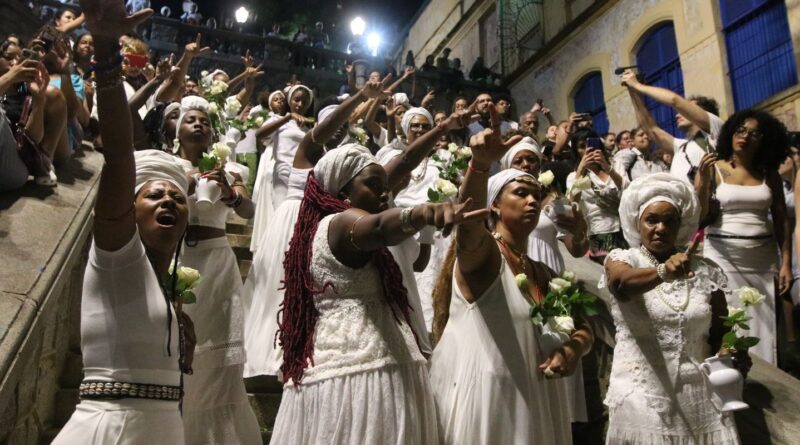 Ilú Obá De Min faz lavagem no Bixiga para marcar "falsa abolição"