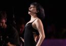 Lady Gaga faz primeira aparição no Brasil e participa de ensaio no palco em Copacabana; veja