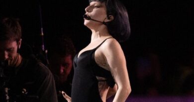 Lady Gaga faz primeira aparição no Brasil e participa de ensaio no palco em Copacabana; veja