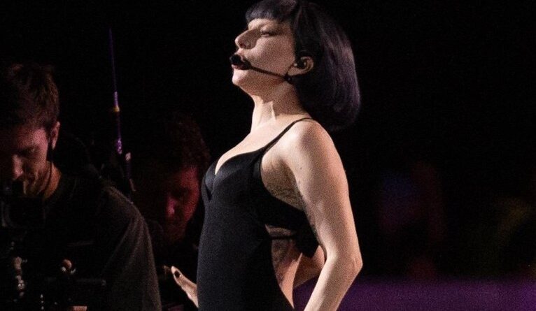 Lady Gaga faz primeira aparição no Brasil e participa de ensaio no palco em Copacabana; veja