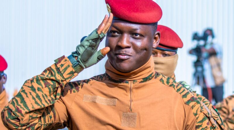Líder anti-imperialista em Burkina Faso, Traoré se destaca na África