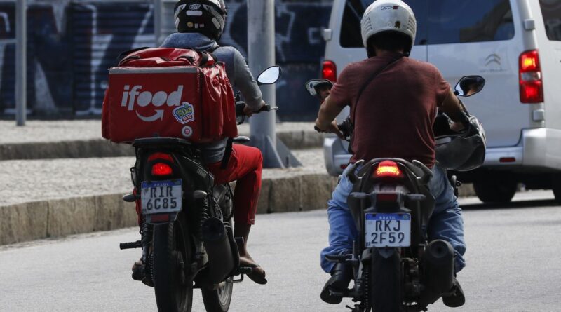 Mais de 32 milhões são autônomos informais ou trabalham sem carteira