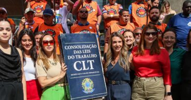 Manifestantes fazem ato em defesa da Justiça do Trabalho em São Paulo