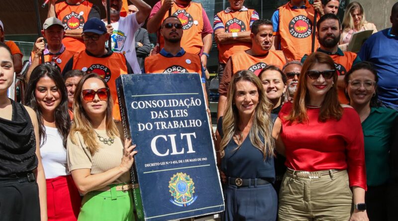 Manifestantes fazem ato em defesa da Justiça do Trabalho em São Paulo