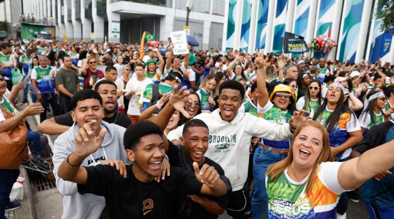 Marcha para Jesus reúne milhares de fiéis no centro do Rio de Janeiro