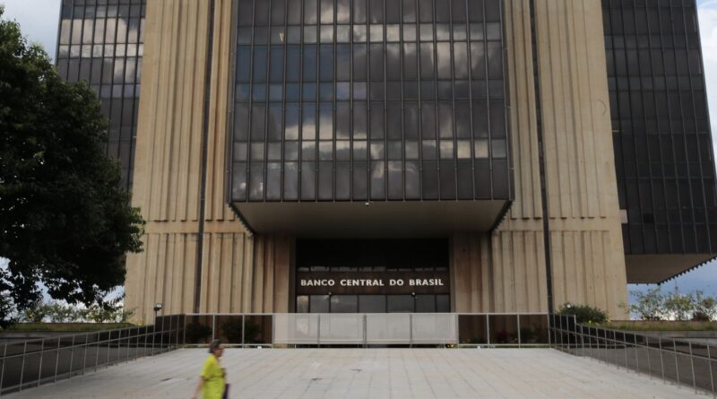Mercado melhora expectativa sobre economia com PIB a 2,14%