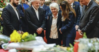 Milhares de uruguaios se despedem de Pepe Mujica em funeral