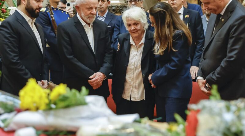 Milhares de uruguaios se despedem de Pepe Mujica em funeral